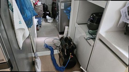 하남 누수탐지 안방 천장과 벽면에 나타난 누수 흔적을 확인하는 현장