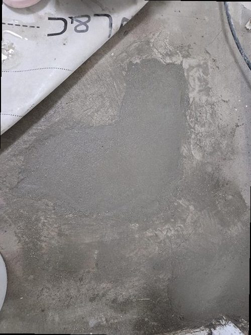 오산 누수탐지 벽면과 천장 누수 흔적을 확인하는 현장 점검 모습