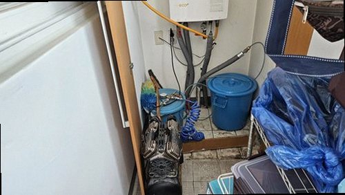 김포 누수탐지 수도계량기와 보일러 배관 구조를 확인하는 모습
