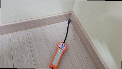 청주시 서원구 누수탐지 베란다 천장에 번진 누수 흔적과 창틀 주변 상태