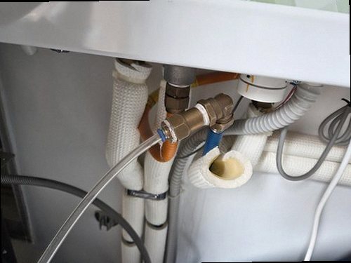 권선구 누수탐지 변기 주변 바닥의 물 고임과 누수 흔적을 확인하는 현장