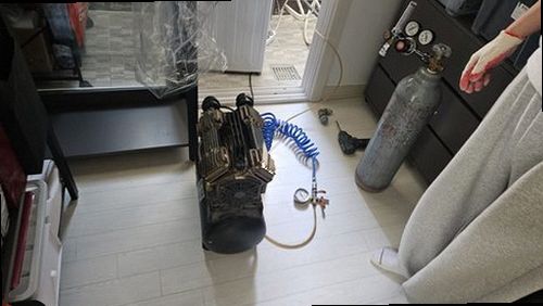 사상구 누수탐지 천장 누수 흔적과 배관 점검 위치를 비교하는 현장 이미지