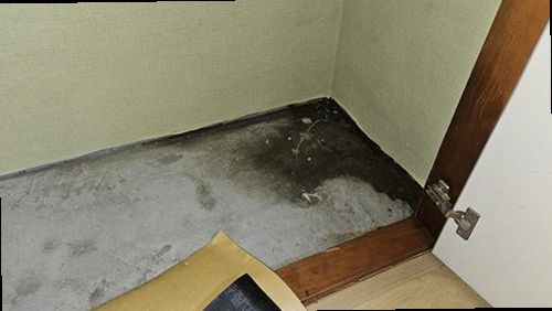 사상구 누수탐지 빌라 현관 천장에 생긴 누수 흔적과 변색된 도장면