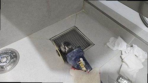 안성 누수탐지 수도계량기 별침과 욕실 벽면의 누수 흔적을 확인하는 모습