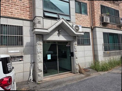 부산 중구 누수탐지 수도계량기와 보일러 배관을 확인하는 현장 점검 모습