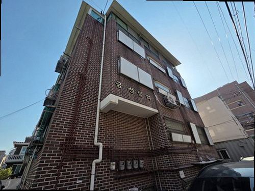 금산군 누수탐지 천장 누수 흔적과 주변 피해 상태를 확인하는 모습
