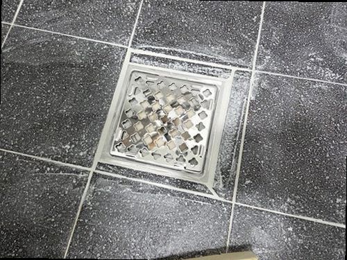 병점구 누수탐지 욕실 천장 얼룩과 바닥 배수구 주변을 점검하는 현장