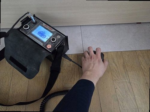 영종구 누수탐지 거실 벽지 변색과 천장 누수 흔적을 확인하는 모습