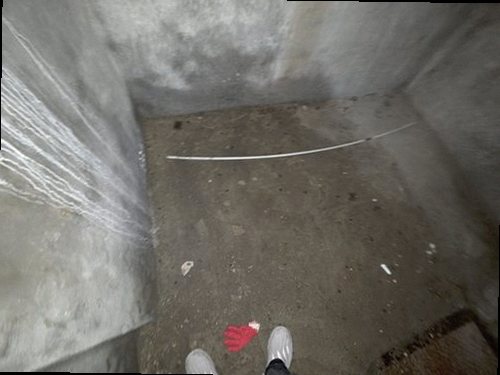 영종구 누수탐지 벽면 수분 측정과 청음 탐지 장비를 사용하는 현장
