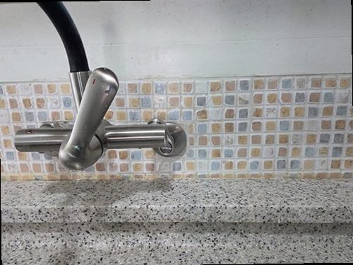 만안구 누수탐지 싱크대 하부장과 바닥의 누수 흔적을 확인하는 현장