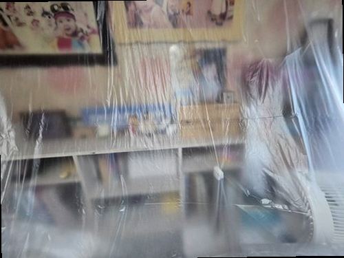 금천구 누수탐지 안방 벽면 누수 흔적과 점검 항목을 확인하는 모습