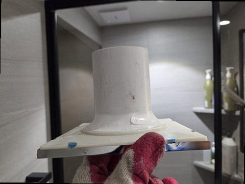 제물포구 누수탐지 수도계량기 별침과 욕실 바닥의 수분 상태를 확인하는 모습