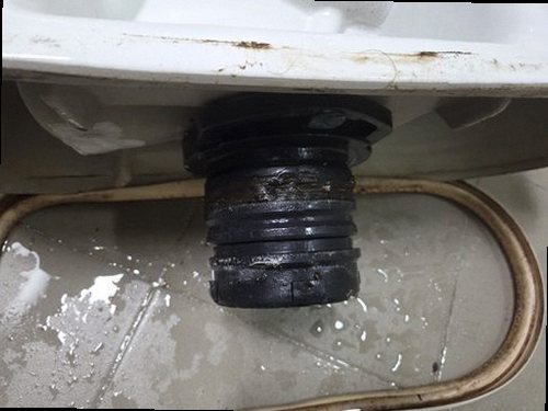 제물포구 누수탐지 주방 천장 물자국과 누수 흔적을 확인하는 모습