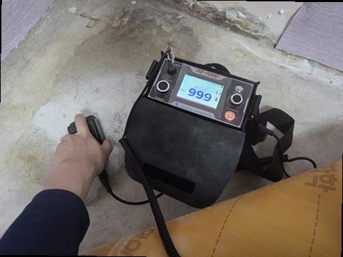 동래구 누수탐지 천장과 벽면에 나타난 누수 흔적을 확인하는 모습