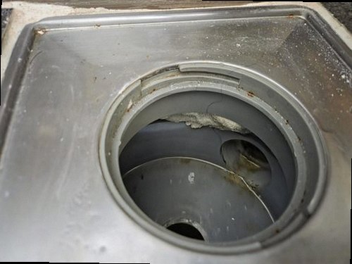 동래구 누수탐지 열화상 카메라로 바닥 배관의 온도 분포를 확인하는 모습