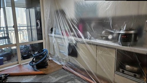 마포구 누수탐지 싱크대 하부장과 수도 연결부 누수 점검 모습