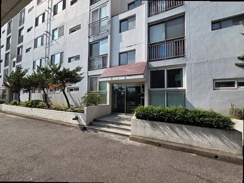 마포구 누수탐지 천장 누수 흔적과 수분 측정 위치를 확인하는 모습