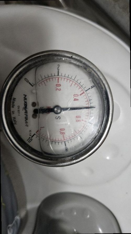 강북구 누수탐지 수도계량기 별침과 잠금 밸브를 확인하는 모습