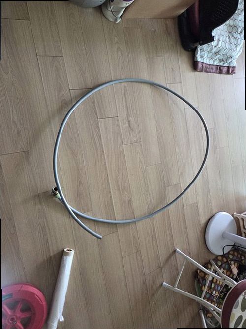 분당구 누수탐지 싱크대 하부장과 벽면의 물기 및 배관 연결부 점검 모습