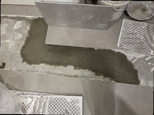 상록구 누수탐지 욕실 천장에 발생한 누수 흔적과 변색된 마감재