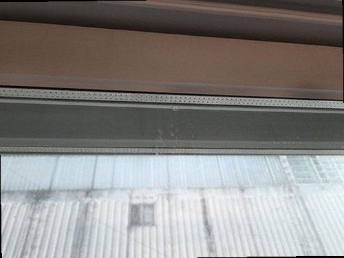 부산 남구 누수탐지 베란다 바닥 배수구와 벽면의 수분 흔적을 확인하는 과정