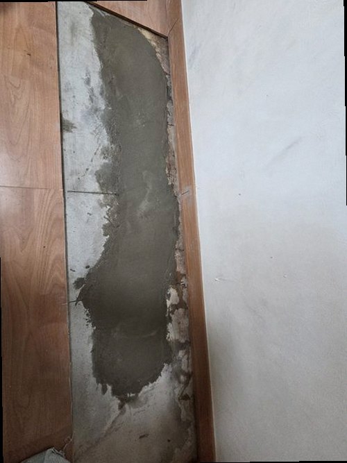 부산 남구 누수탐지 가스탐지기와 청음탐지기로 누수 위치를 확인하는 장면