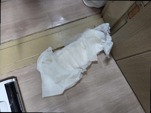 대전 서구 누수탐지 거실 천장 누수 흔적과 수분 측정기를 확인하는 현장