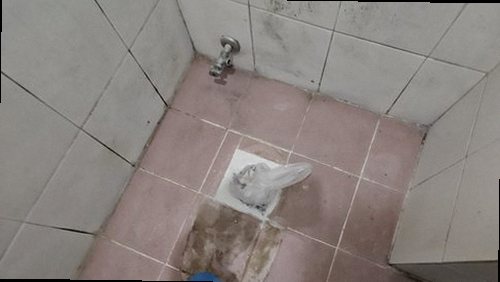 광명 누수탐지 아래층 욕실 천장에 나타난 물자국과 백화현상