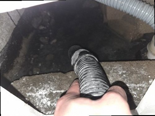 부산 강서구 누수탐지 싱크대 하부와 벽지 물자국을 확인하는 현장