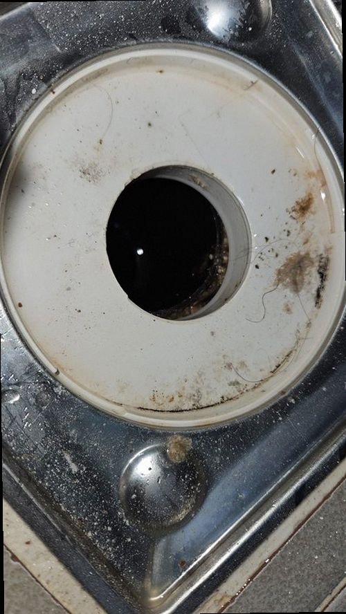 부산 서구 누수탐지 안방 천장 누수 흔적과 벽지 들뜸을 확인하는 모습