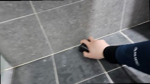 부산 서구 누수탐지 벽면 변색과 습기 범위를 확인하는 누수 현장