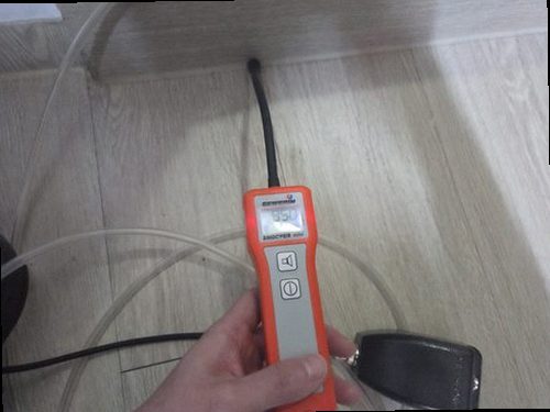 동탄구 누수탐지 수도계량기 별침과 싱크대 하부 배관을 점검하는 모습