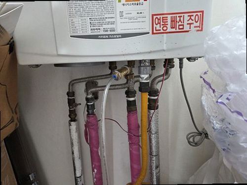 중랑구 누수탐지 가스탐지기와 청음탐지기로 바닥 배관을 점검하는 모습
