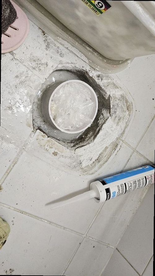 연수구 누수탐지 열화상 카메라로 벽면과 바닥의 온도 차이를 확인하는 장면