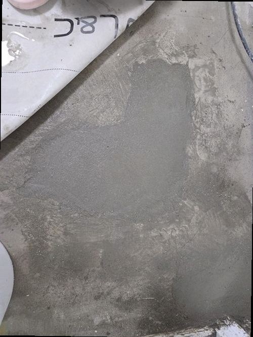 노원구 누수탐지 벽지 들뜸과 얼룩이 나타난 실내 벽면 점검 모습