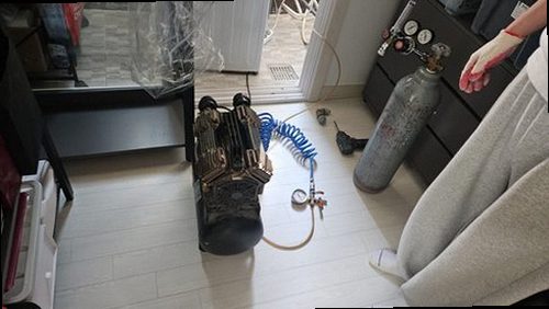 용산구 누수탐지 천장 누수 흔적과 현장 점검 위치를 확인하는 모습