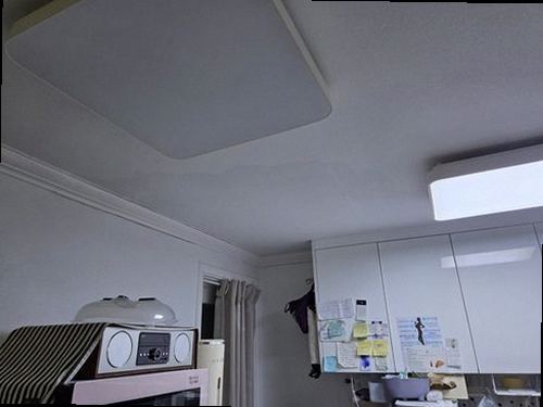 포천 누수탐지 천장과 벽면의 누수 흔적을 확인하는 모습