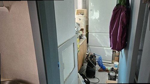 과천 누수탐지 천장 물자국과 곰팡이 발생 부위를 확인하는 모습