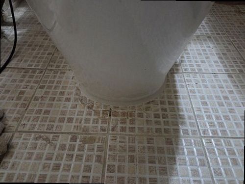 아산시 누수탐지 싱크대 하부 배관과 천장 누수 흔적을 점검하는 현장