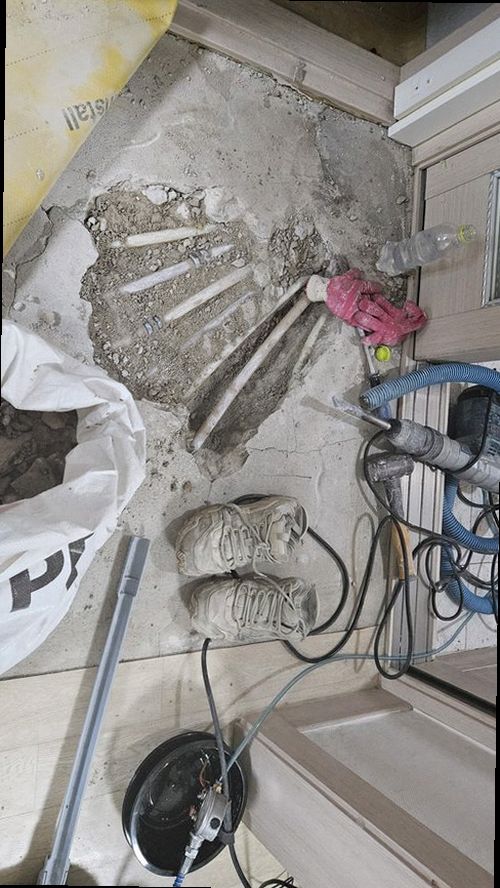 아산시 누수탐지 매립 배관 연결부 보수와 바닥 복구 작업 모습