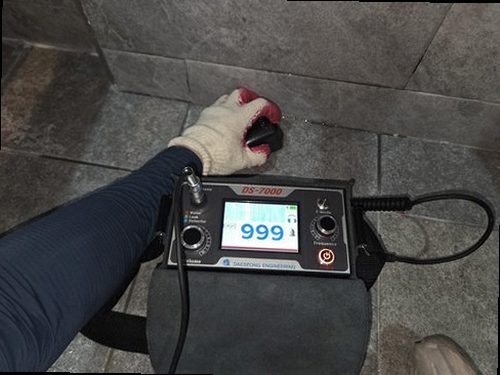 강화군 누수탐지 수도계량기와 욕실 배관 구조를 확인하는 누수 점검 모습