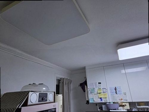 광주 누수탐지 천장에 번진 누수 흔적과 점검이 필요한 실내 모습