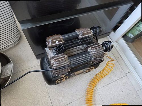 팔달구 누수탐지 수도계량기 별침과 벽면 누수 흔적을 확인하는 모습
