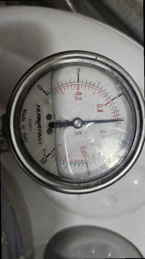 서해구·검단구 누수탐지 보일러와 분배기 배관 상태를 점검하는 모습