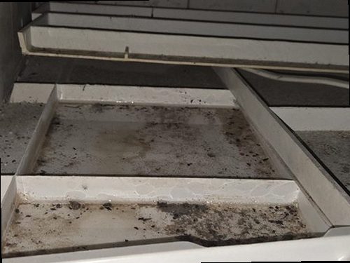영통구 누수탐지 수도계량기 별침과 욕실 바닥 배수구를 확인하는 모습