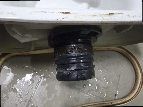 대전 중구 누수탐지 싱크대 하부장과 젖은 주방 벽면을 확인하는 현장