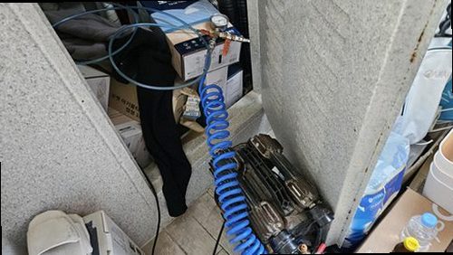 대전 중구 누수탐지 천장 누수 흔적과 벽면 습기 상태를 비교하는 점검 장면
