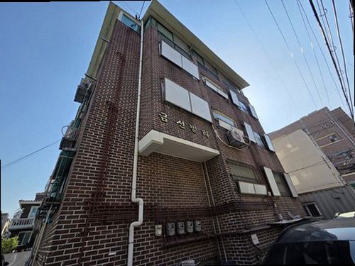 강남구 누수탐지 벽지와 천장에 생긴 누수 흔적을 확인하는 모습