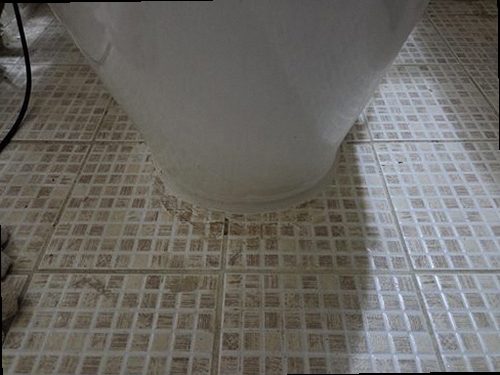 해운대구 누수탐지 거실 천장과 벽면의 누수 흔적을 확인하는 모습