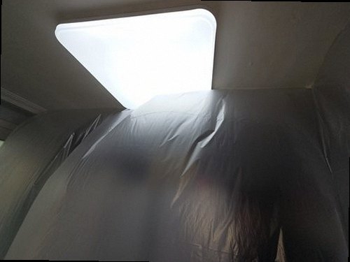 부산 북구 누수탐지 거실 천장과 벽면에 나타난 누수 흔적을 확인하는 모습
